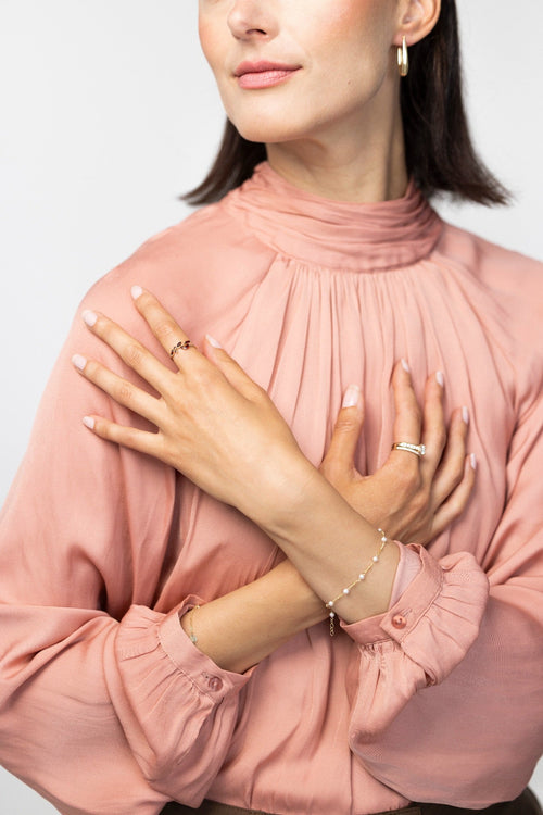 A Guide to Gold Christmas Gifts: Elegant Choices for Extraordinary Women