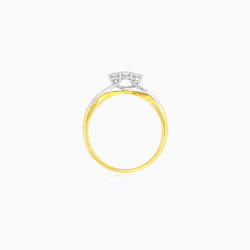 Elegantní dvoubarevný diamantový prsten se třemi kameny