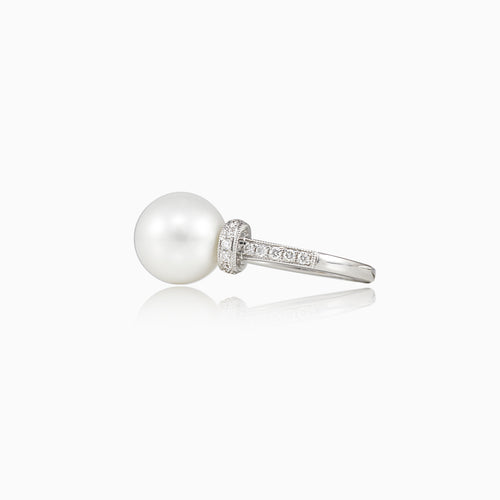 Weißgoldring mit Perle und Diamanten