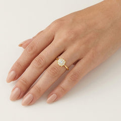 Elegantní halo prsten ze žlutého zlata s diamanty