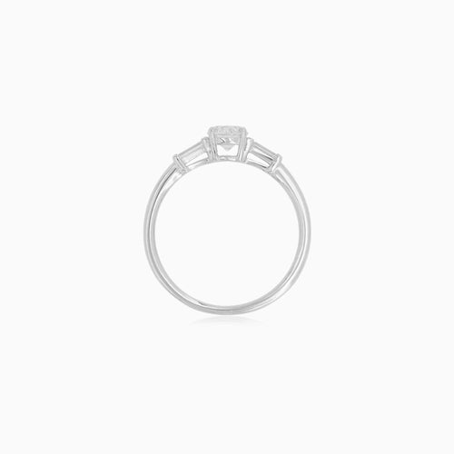 Elegantní solitérní prsten z bílého zlata s diamanty