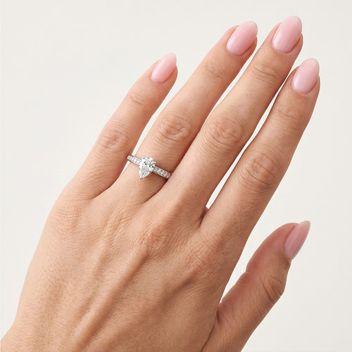 Zásnubní prsten s diamantem ve tvaru kapky ze 14K bílého zlata