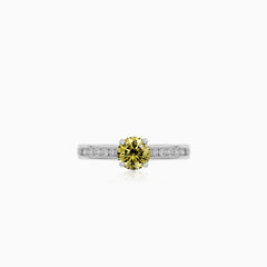 Zásnubní prsten se žlutým diamantem a postranními diamanty