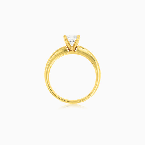 Zásnubní prsten se kulatým diamantem a postranními diamanty