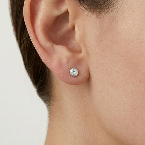 Moderní diamantové náušnice s lůžkovým osazením