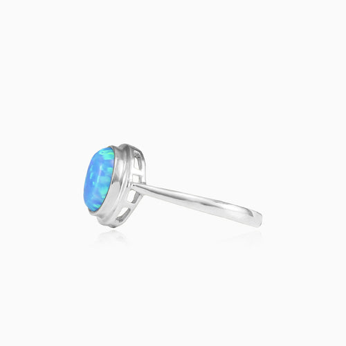Anillo de oro blanco con ópalo azul corte ovalado