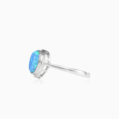 Anillo de oro blanco con ópalo azul corte ovalado