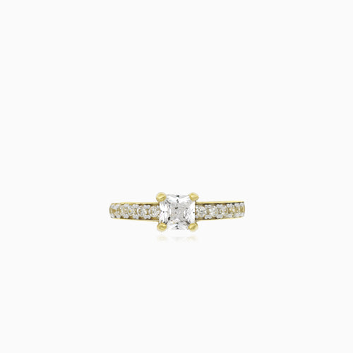 Gelbgold-Ring mit princessgeschliffenem Zirkonia und runden Zirkoniasteinen