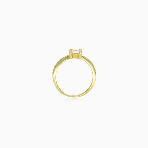 Gelbgold-Ring mit princessgeschliffenem Zirkonia und runden Zirkoniasteinen