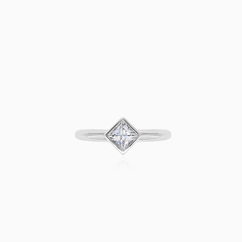 Weißgoldring mit rhombusförmigem Zirkonia