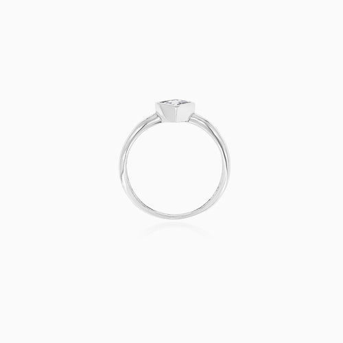 Weißgoldring mit rhombusförmigem Zirkonia