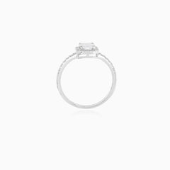 Weißgold-Ring mit smaragdgeschliffenem Zirkonia