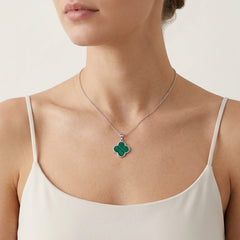 Náhrdelník s přívěskem z bílého zlata a malachitovým čtyřlístkem
