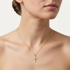 Klasický přívěsek křížek s crucifixem ze žlutého zlata.