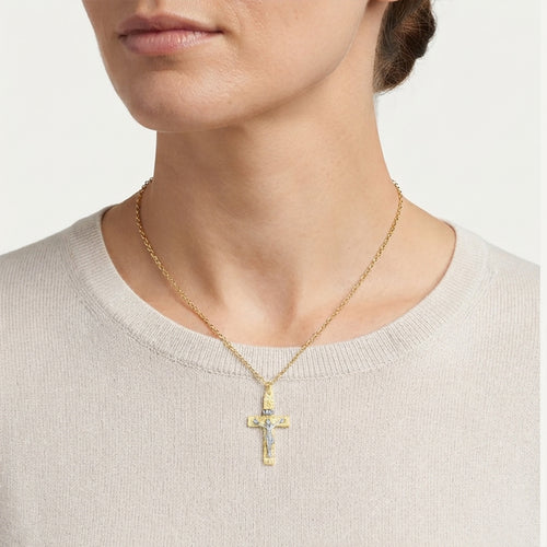 Klasický dvoutónový zlatý přívěsek křížek s crucifixem.