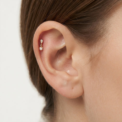 Zlatý piercing do ucha s visací perlou