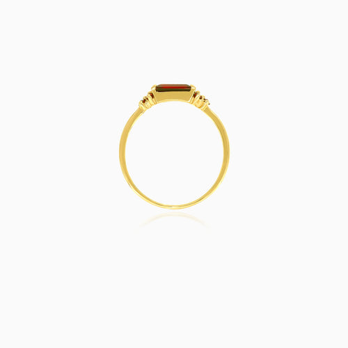 Goldring mit runden und rechteckigen Granaten