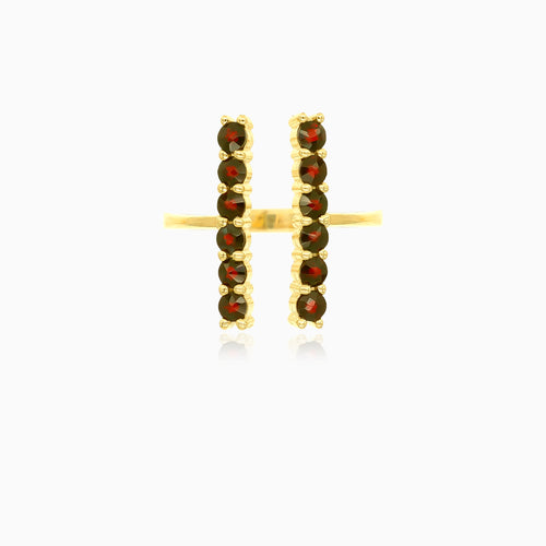 Goldring mit Granaten entlang des Fingers