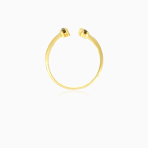 Goldring mit Granaten entlang des Fingers
