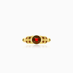 Elegant yellow gold ring with round garnet