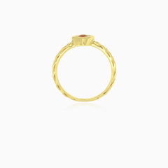 Anillo simple de oro amarillo con granate solitario