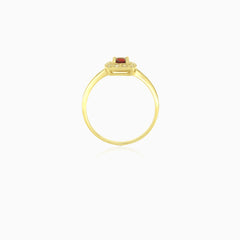 Einfacher Ring aus königlichem Gelbgold mit Granat