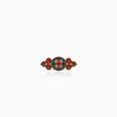 Gelbgoldring mit rund geschliffenen Granaten