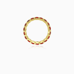 Gelbgoldring mit durchgehenden princessgeschliffenen Granaten