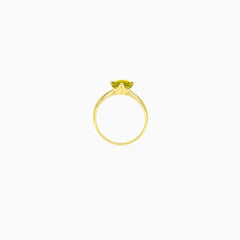 Ring aus Gelbgold mit herzförmigem Moldavit