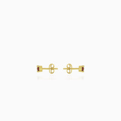 Pendientes de oro amarillo con granate redondo.