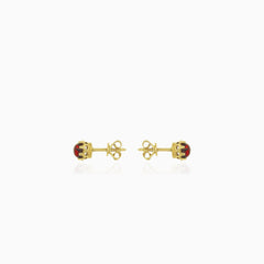 Pendientes de granate en oro amarillo con detalles de corona