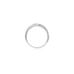 Anillo de plata con ópalo azul retorcido.