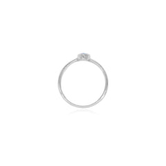Anillo de plata de ley con ópalo azul en forma ovalada