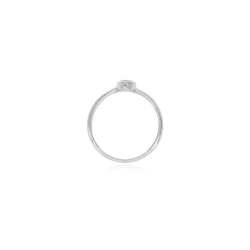 Anillo de plata de ley con ópalo azul en forma ovalada