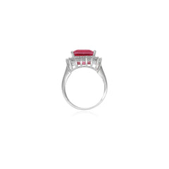 Anillo de plata de ley con rubí corte esmeralda