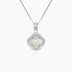 Colgante de trébol con perla en plata de ley