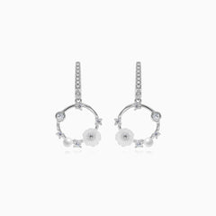 Sterlingsilber-Tropfenohrringe mit runden und Blumen-Perlen