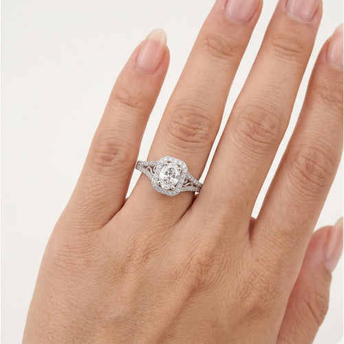 Zásnubní prsten Oval Halo s diamanty z bílého zlata