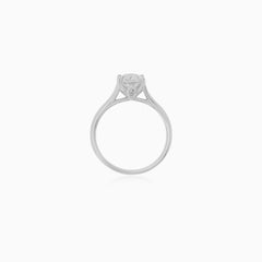 Prsteň Lotus s oválnym laboratórnym diamantom