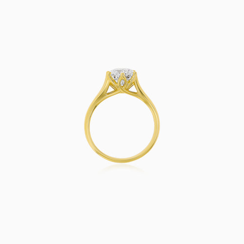 Zlatý solitérní prsten s lab-grown diamantem v lotosovém designu.