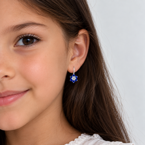 Boucles d’oreilles pendantes en forme de fleur avec accent de saphir