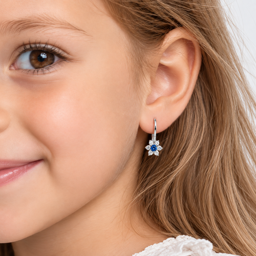 Květinové náušnice z bílého zlata se safírem a zirkonovým třpytem