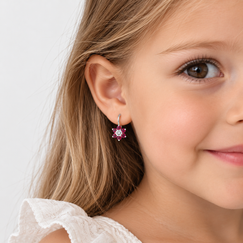 Boucles d’oreilles pendantes fleurs avec accent rubis