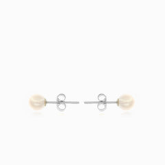 Boucles d'oreilles puces en or blanc avec perle blanche