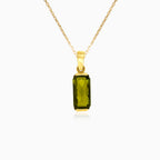 Colgante de oro amarillo con piedra moldavita de diseño especial