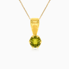 Colgante de oro amarillo con piedra moldavita redonda