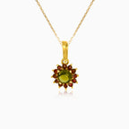 Radiancia floral en oro amarillo con piedra de moldavita y piedra de granate.
