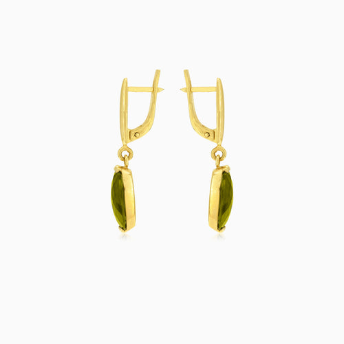 Ohrringe aus Gold mit oval geschliffener Moldavit