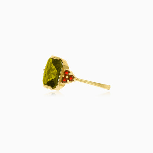 Ring mit strahlender Ausstrahlung aus Moldavit und Granat