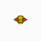 Ring mit strahlender Ausstrahlung aus Moldavit und Granat